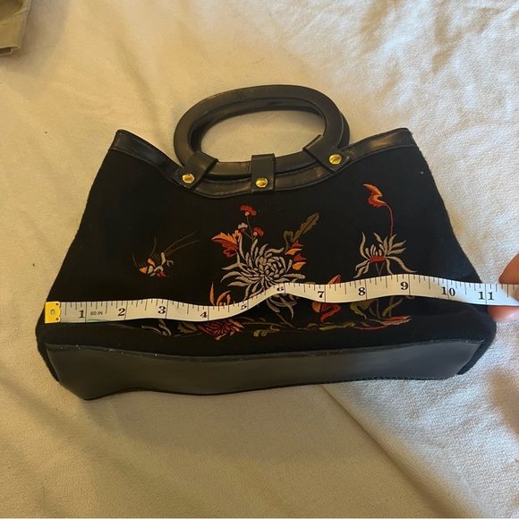 Beautiful black floral embroidered hand bag. Round handles - Picture 12 of 12